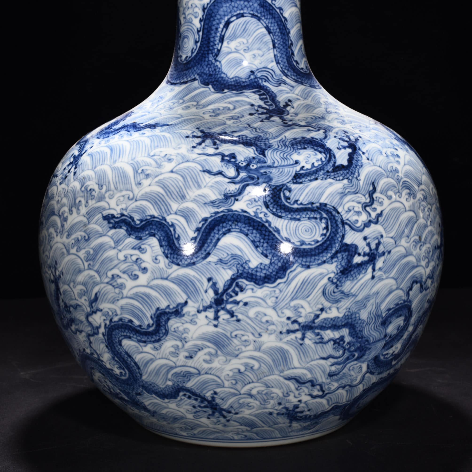 Ming Dynasty Chenghua seawater celestial sphere bottle