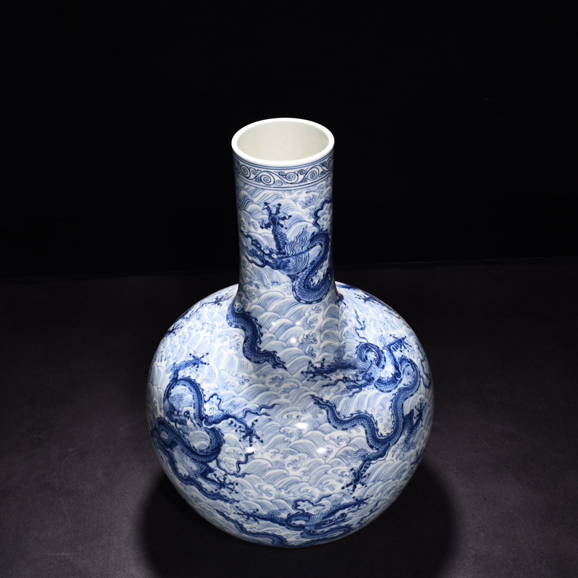 Ming Dynasty Chenghua seawater celestial sphere bottle