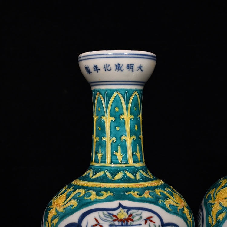 Ming Dynasty Chenghua Huacai Garlic Erotica Vase