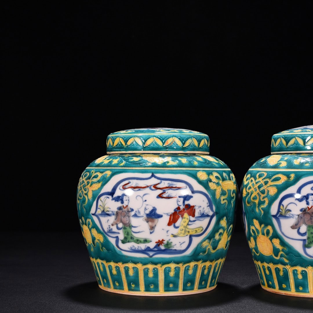 Ming Dynasty Chenghua Huacai window shaped bucket jar