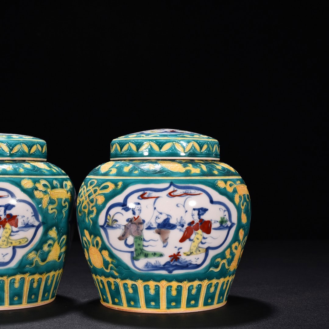 Ming Dynasty Chenghua Huacai window shaped bucket jar