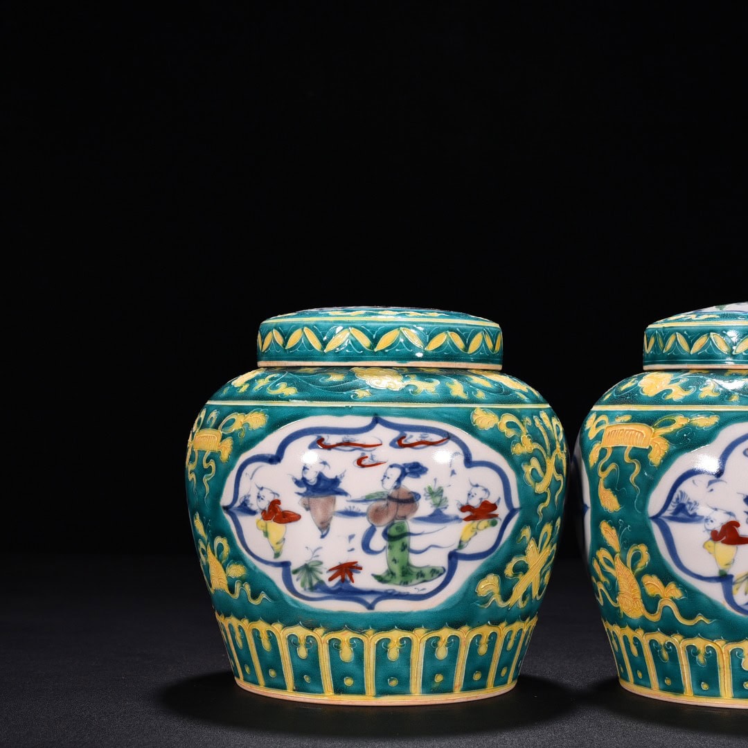 Ming Dynasty Chenghua Huacai window shaped bucket jar