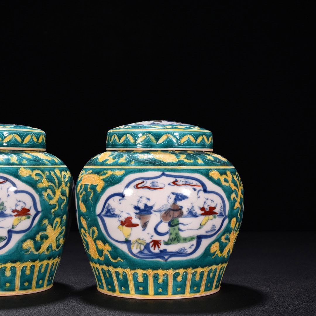 Ming Dynasty Chenghua Huacai window shaped bucket jar