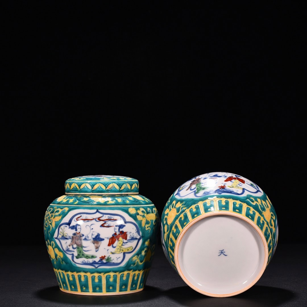 Ming Dynasty Chenghua Huacai window shaped bucket jar