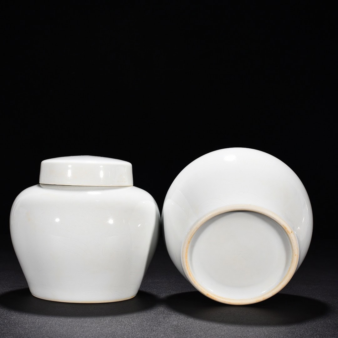 Ming Dynasty Chenghua white glaze sky shaped lid jar