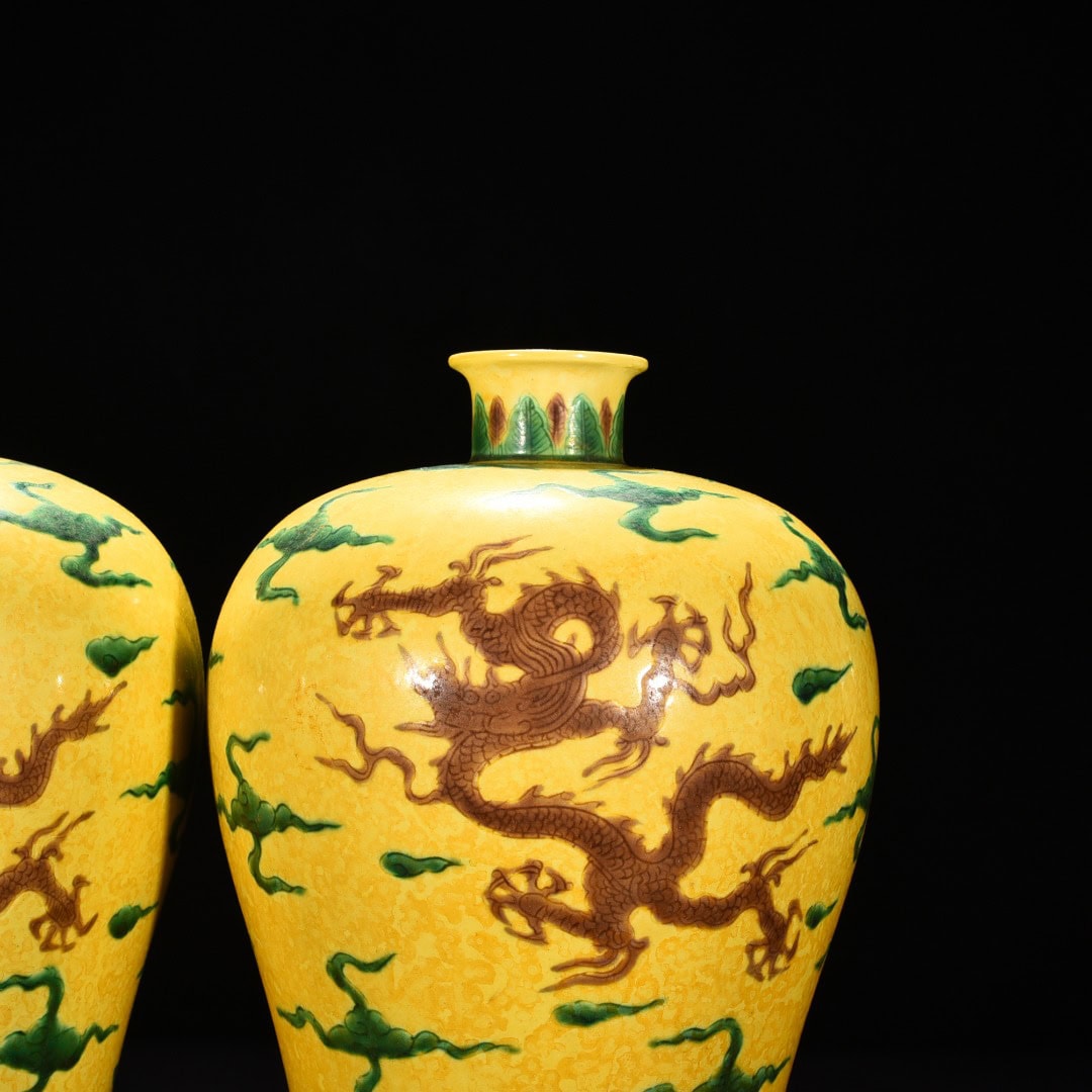 Ming Dynasty chenghua su seawater dragon pattern plum vase