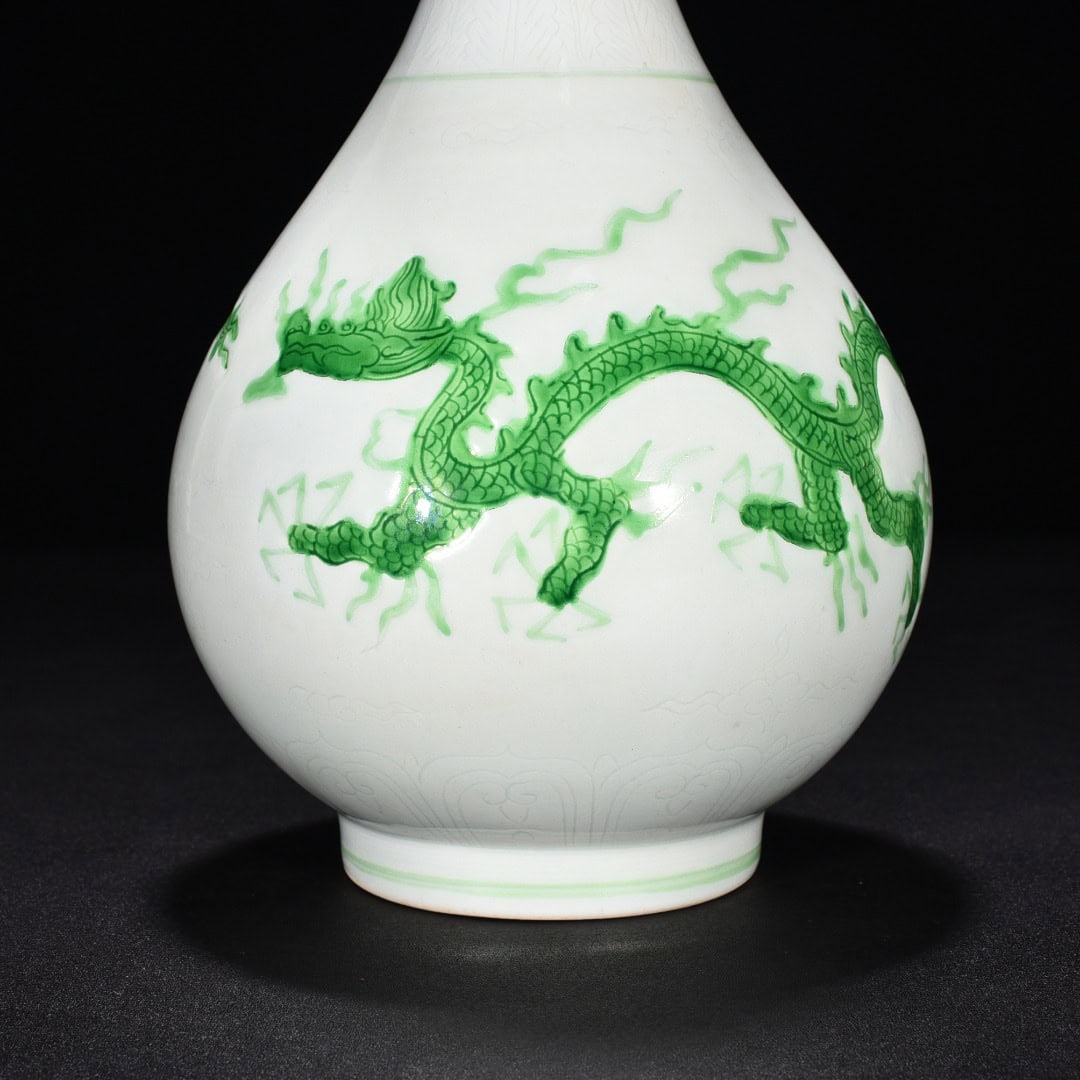 Ming Dynasty Chenghua green glaze jade pot spring vase
