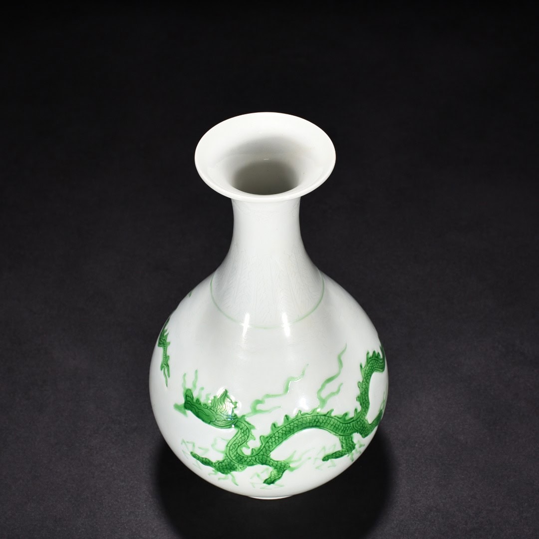 Ming Dynasty Chenghua green glaze jade pot spring vase