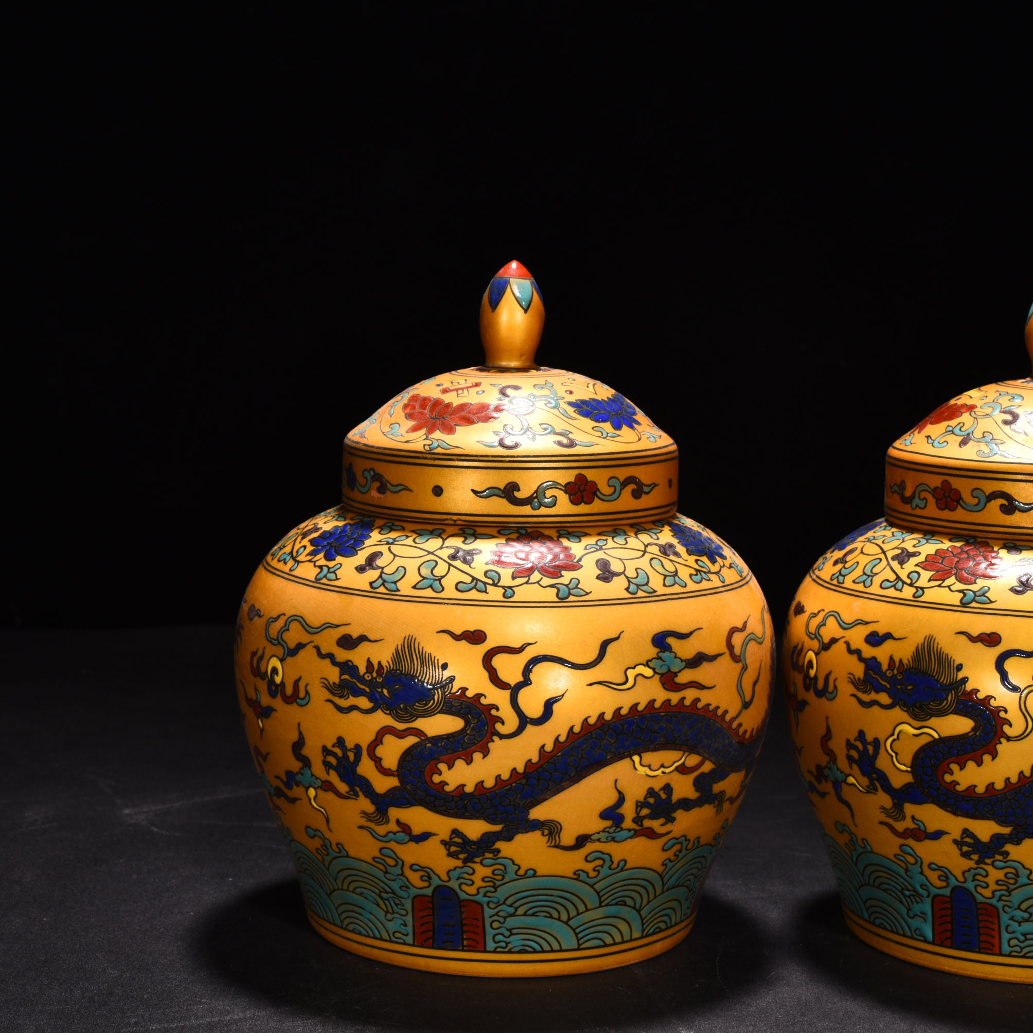 Ming Dynasty Chenghua Jindi colorful cloud and dragon pattern lid jar