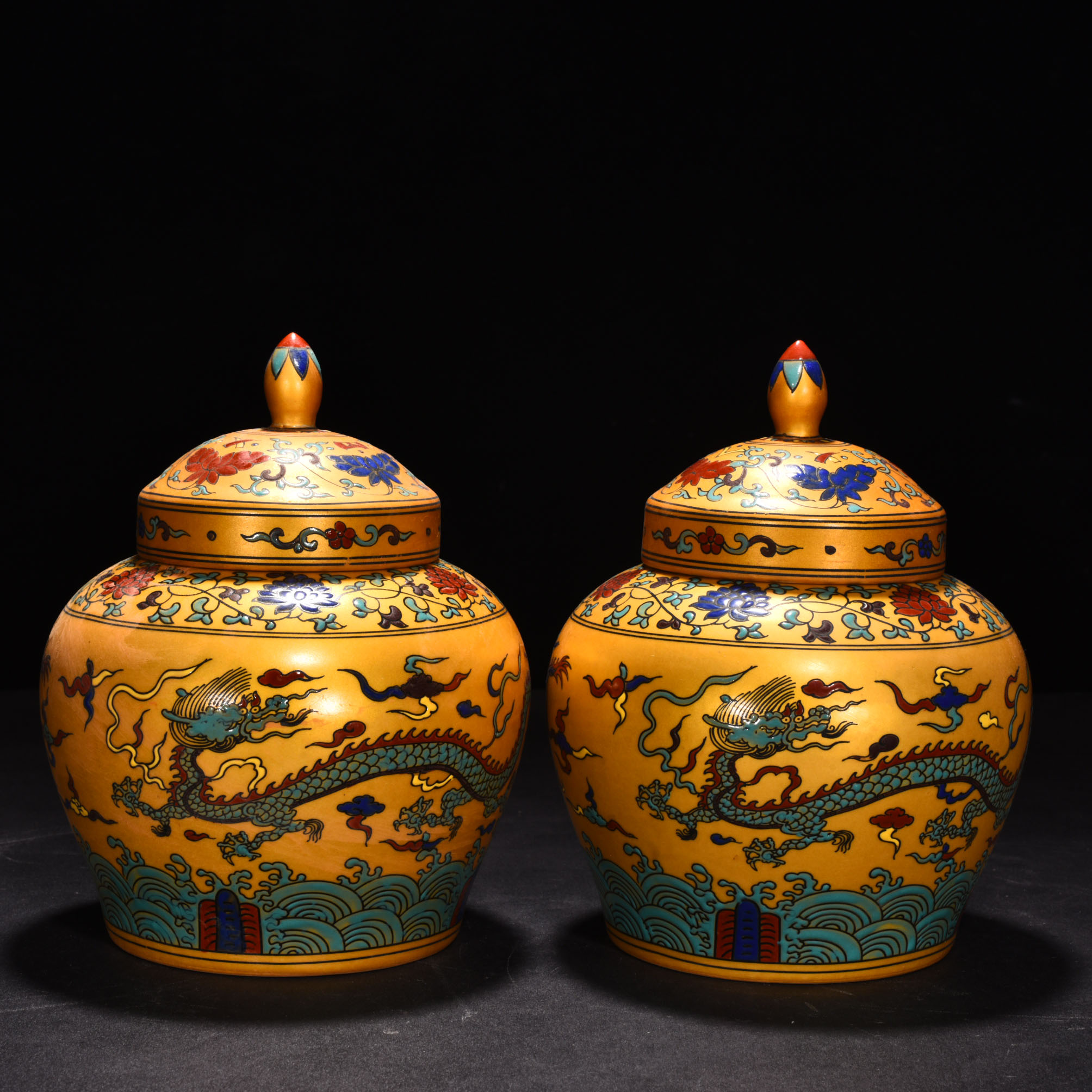 Ming Dynasty Chenghua Jindi colorful cloud and dragon pattern lid jar