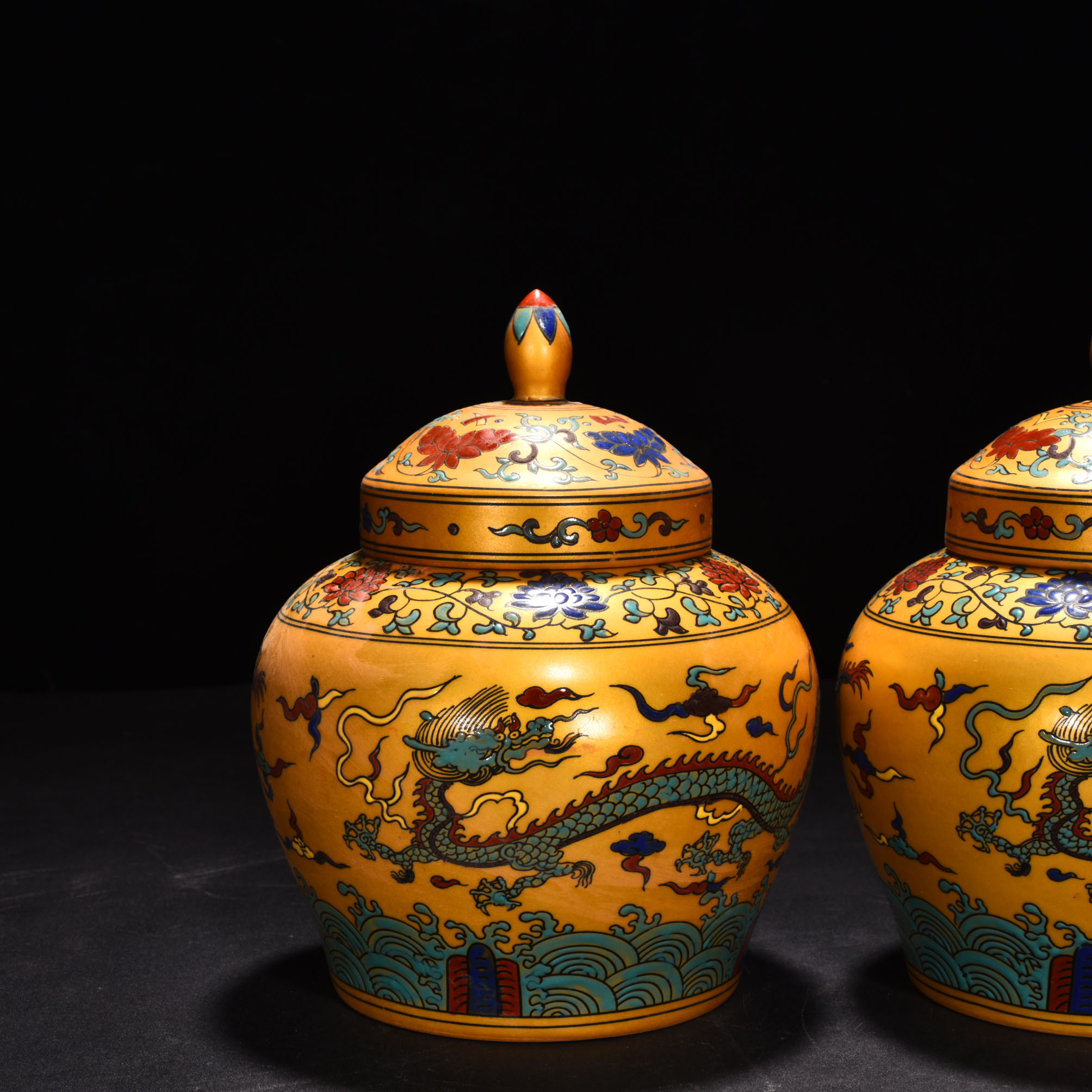 Ming Dynasty Chenghua Jindi colorful cloud and dragon pattern lid jar