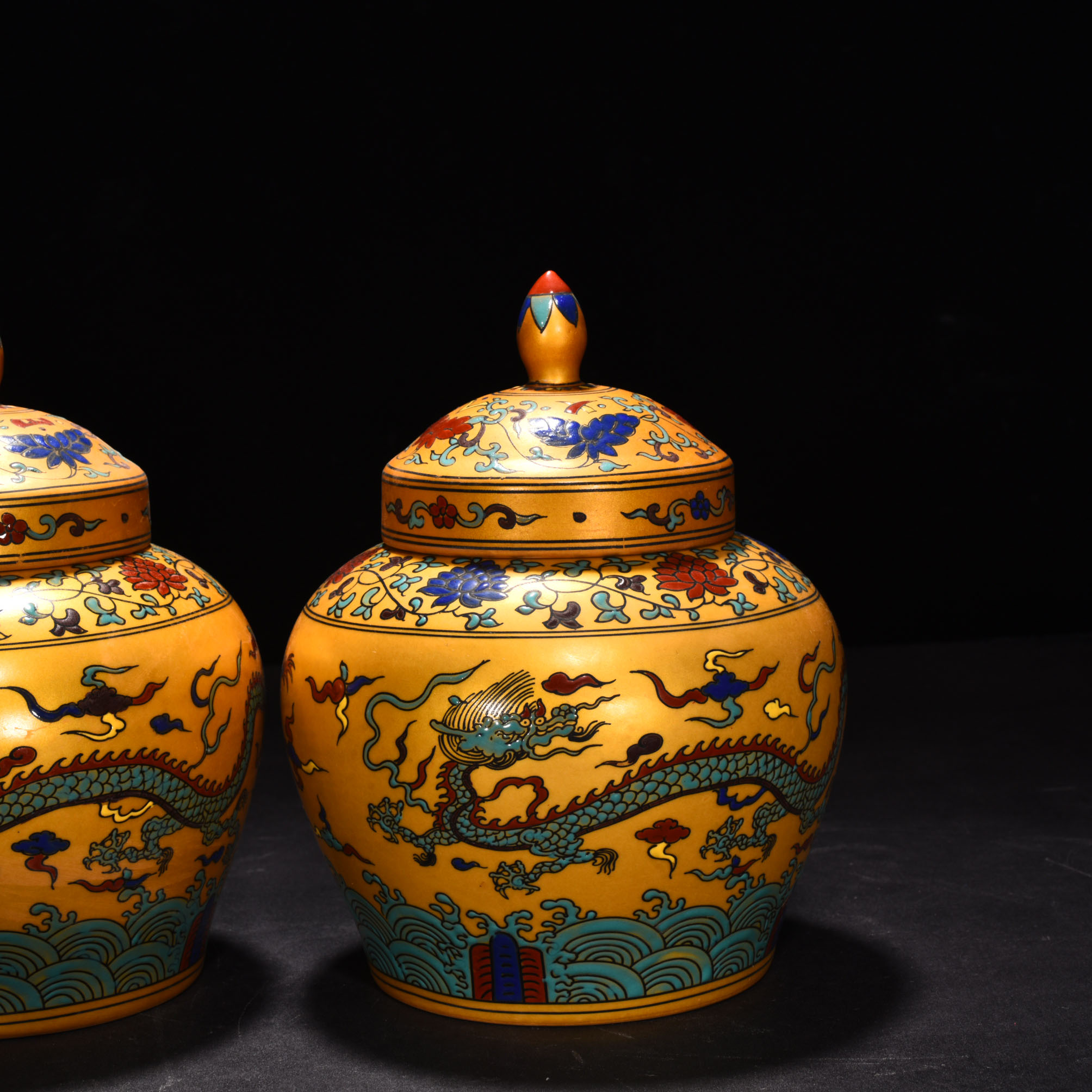 Ming Dynasty Chenghua Jindi colorful cloud and dragon pattern lid jar
