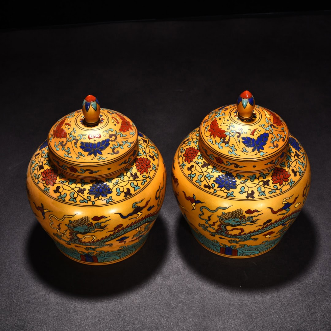 Ming Dynasty Chenghua Jindi colorful cloud and dragon pattern lid jar