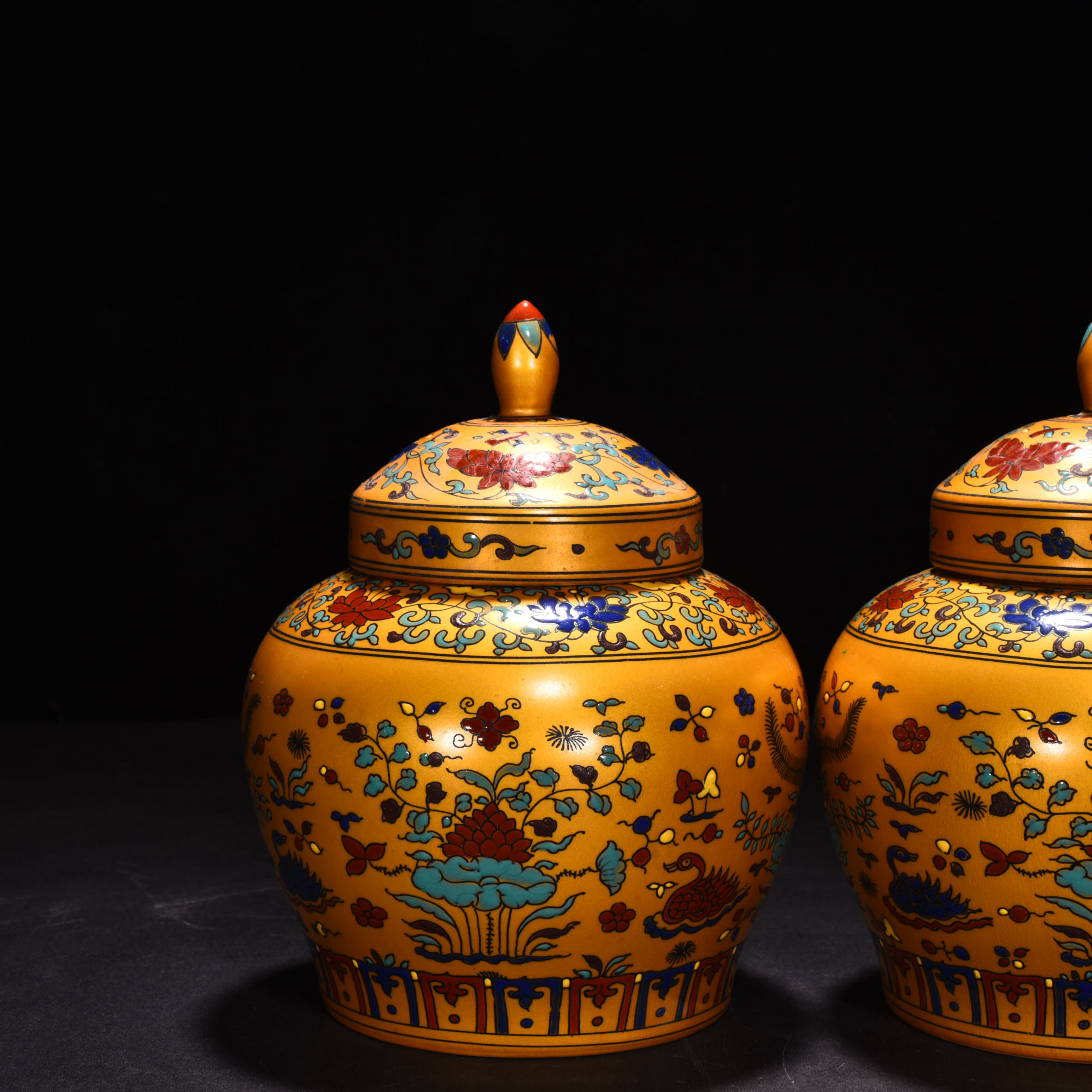 Ming Dynasty Chenghua Jindi colorful lotus lid jar
