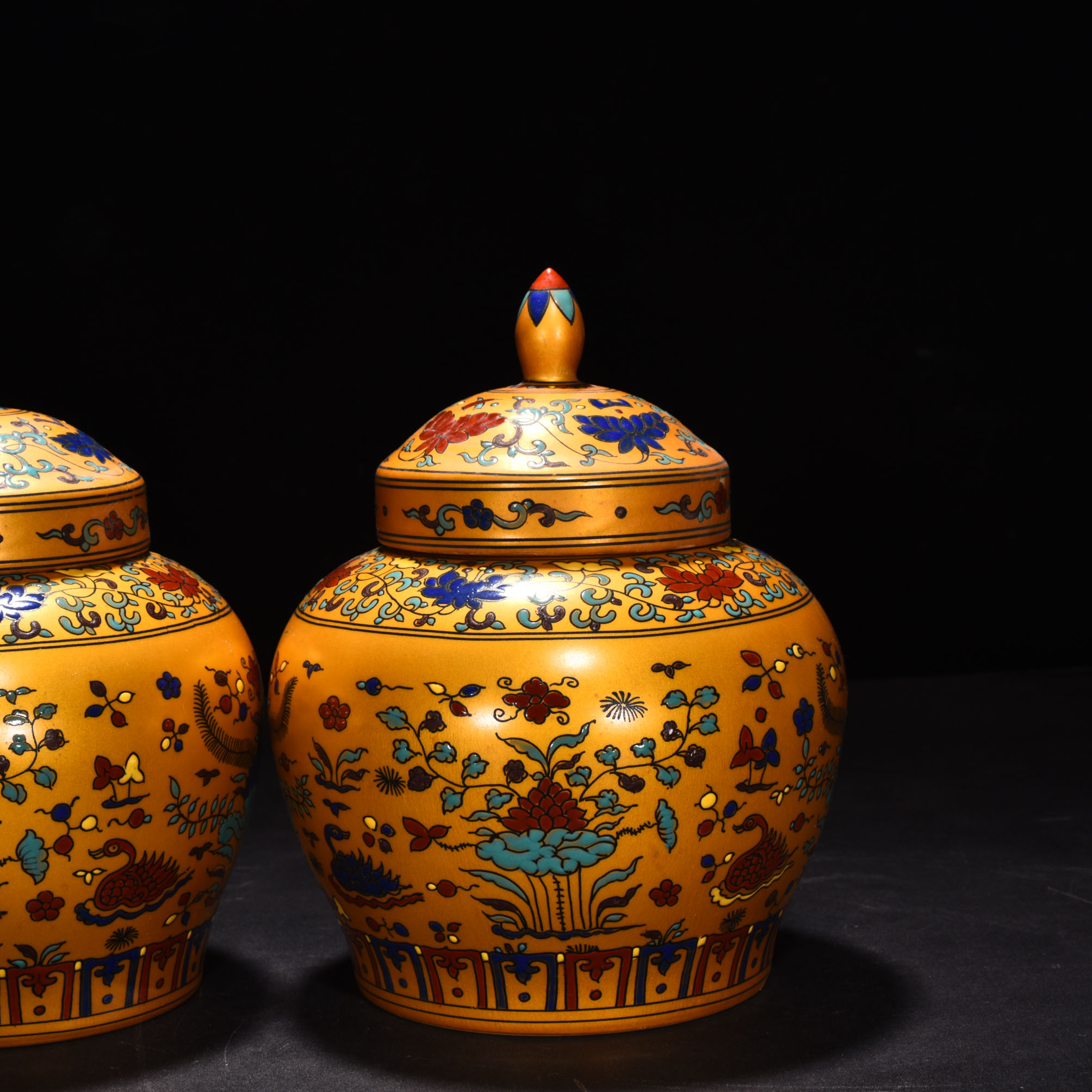 Ming Dynasty Chenghua Jindi colorful lotus lid jar