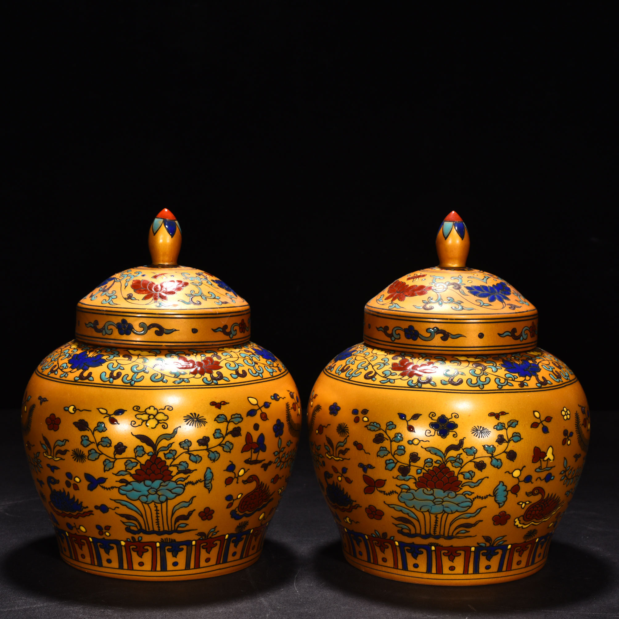 Ming Dynasty Chenghua Jindi colorful lotus lid jar