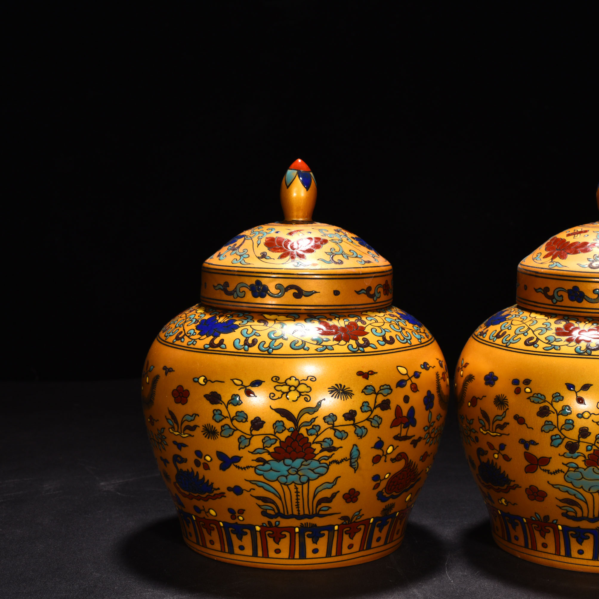 Ming Dynasty Chenghua Jindi colorful lotus lid jar