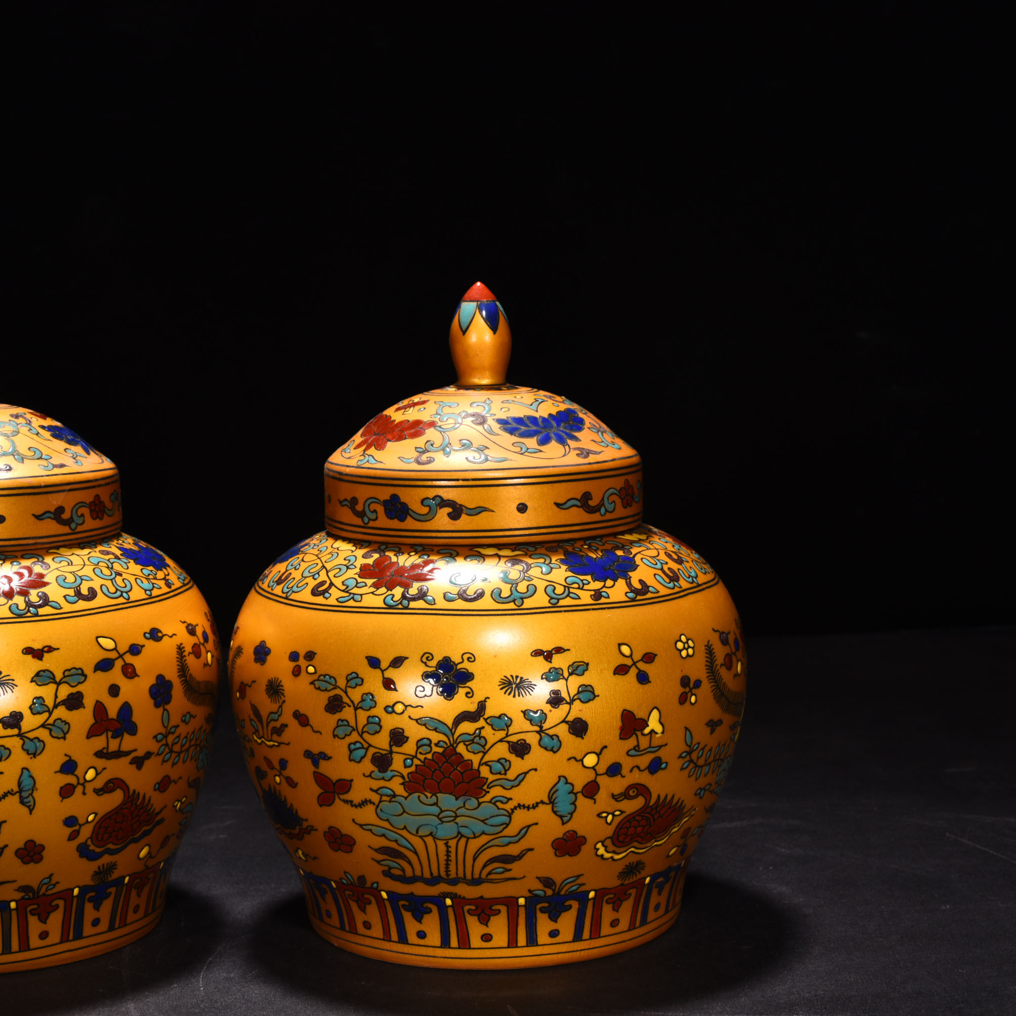 Ming Dynasty Chenghua Jindi colorful lotus lid jar
