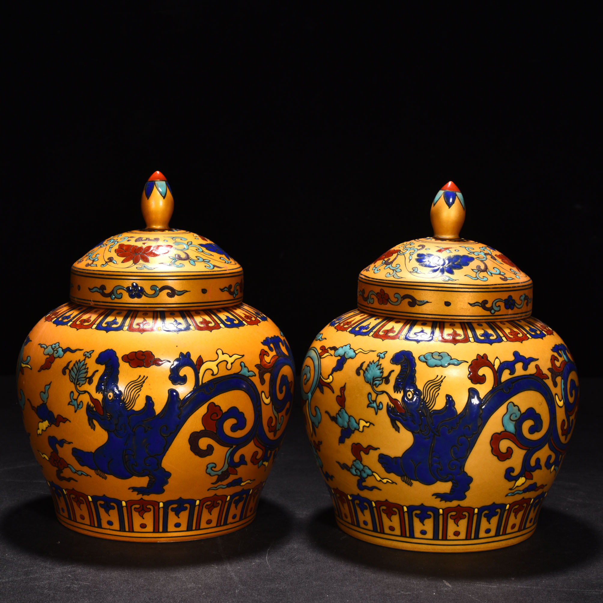 Ming Dynasty Chenghua Jindi colorful lid jar