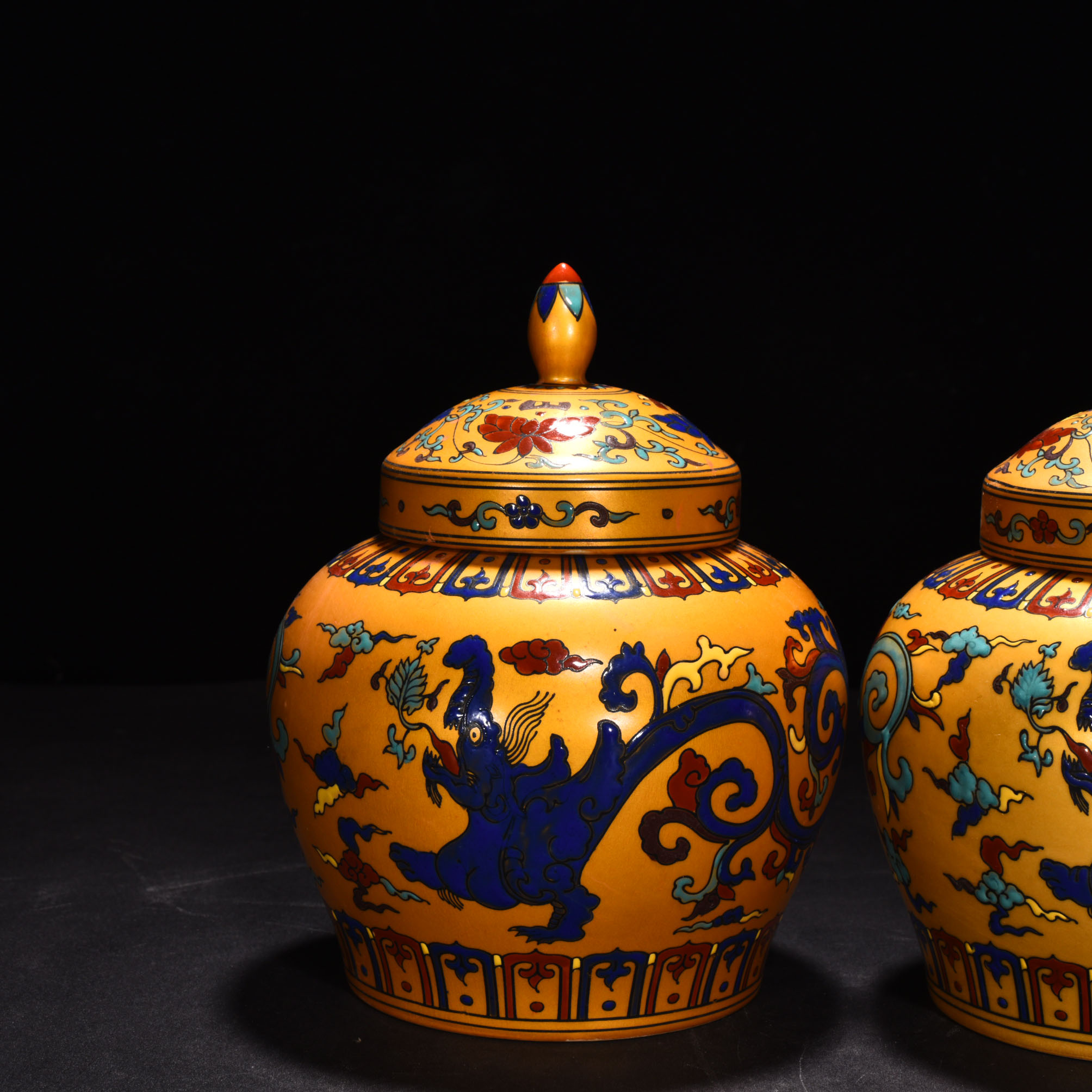Ming Dynasty Chenghua Jindi colorful lid jar