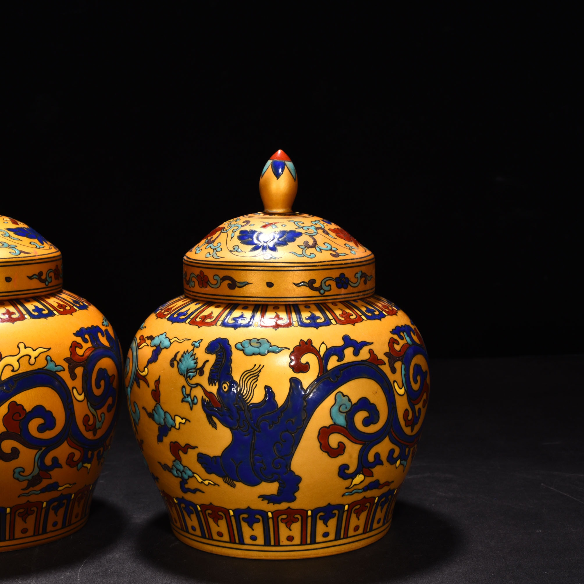 Ming Dynasty Chenghua Jindi colorful lid jar
