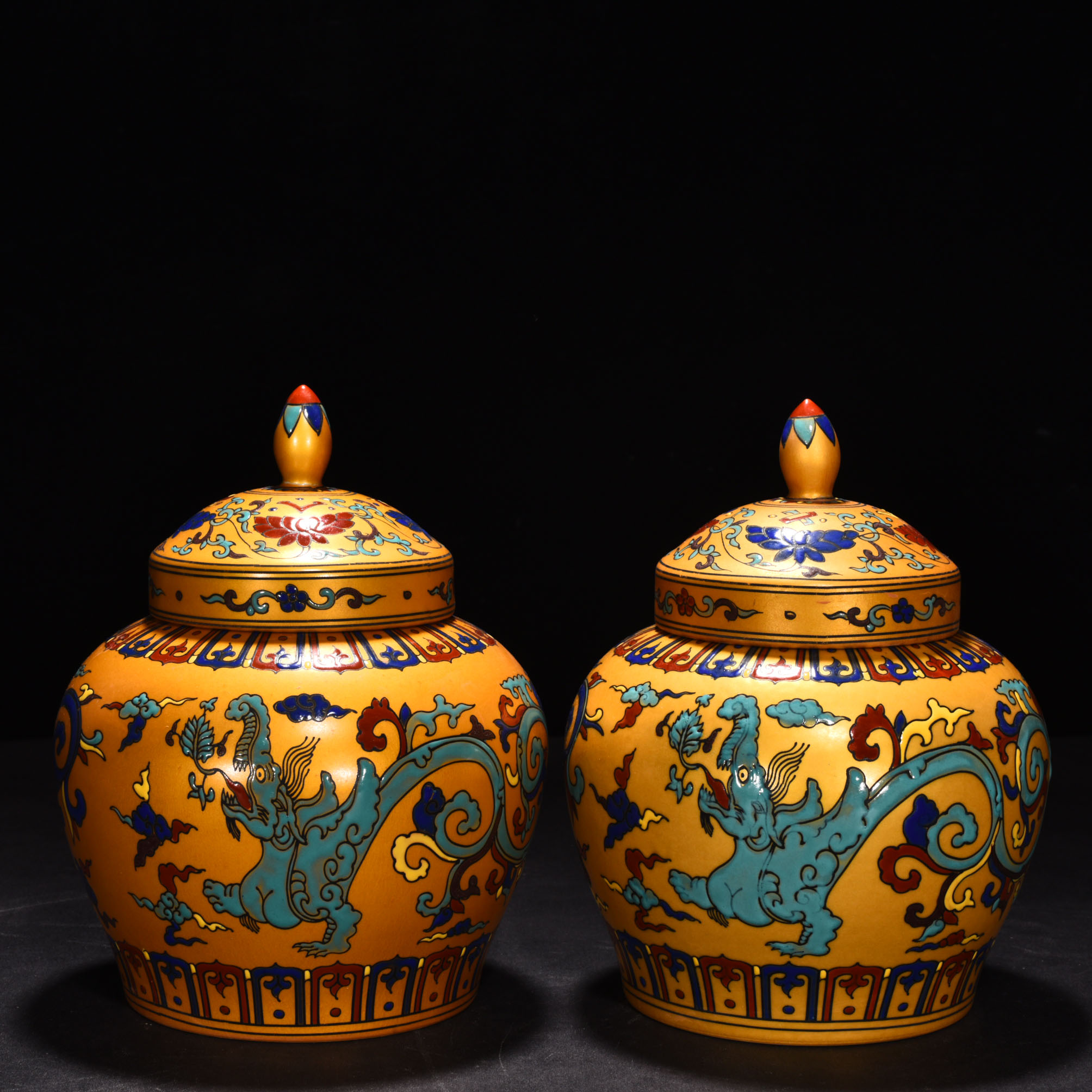 Ming Dynasty Chenghua Jindi colorful lid jar