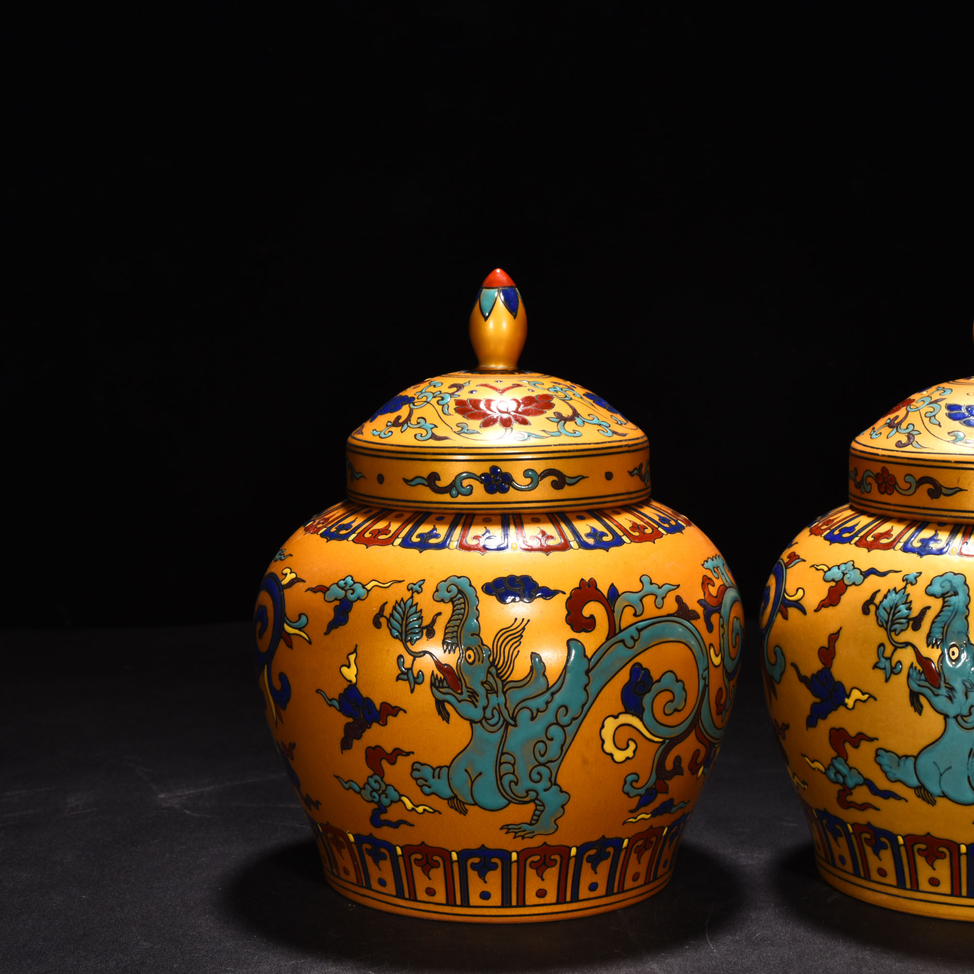 Ming Dynasty Chenghua Jindi colorful lid jar