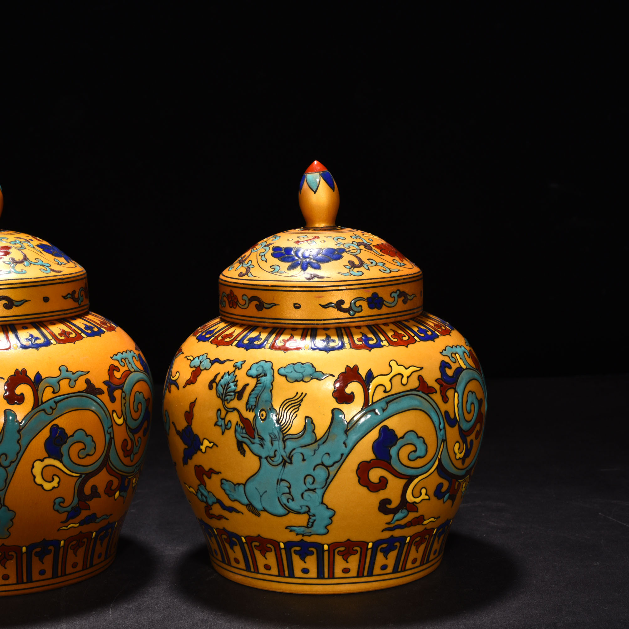Ming Dynasty Chenghua Jindi colorful lid jar