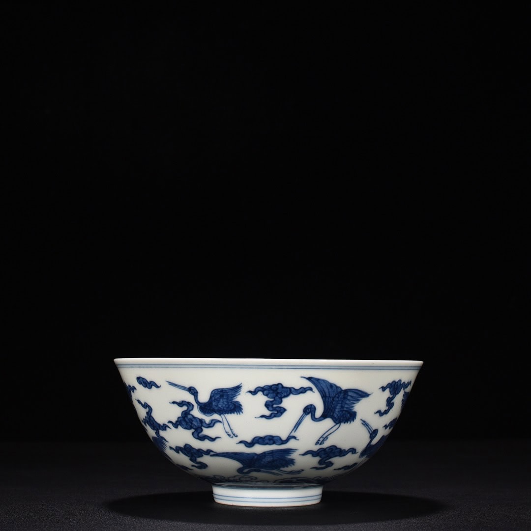Ming Dynasty Chenghua blue and white cloud and crane pattern bowl