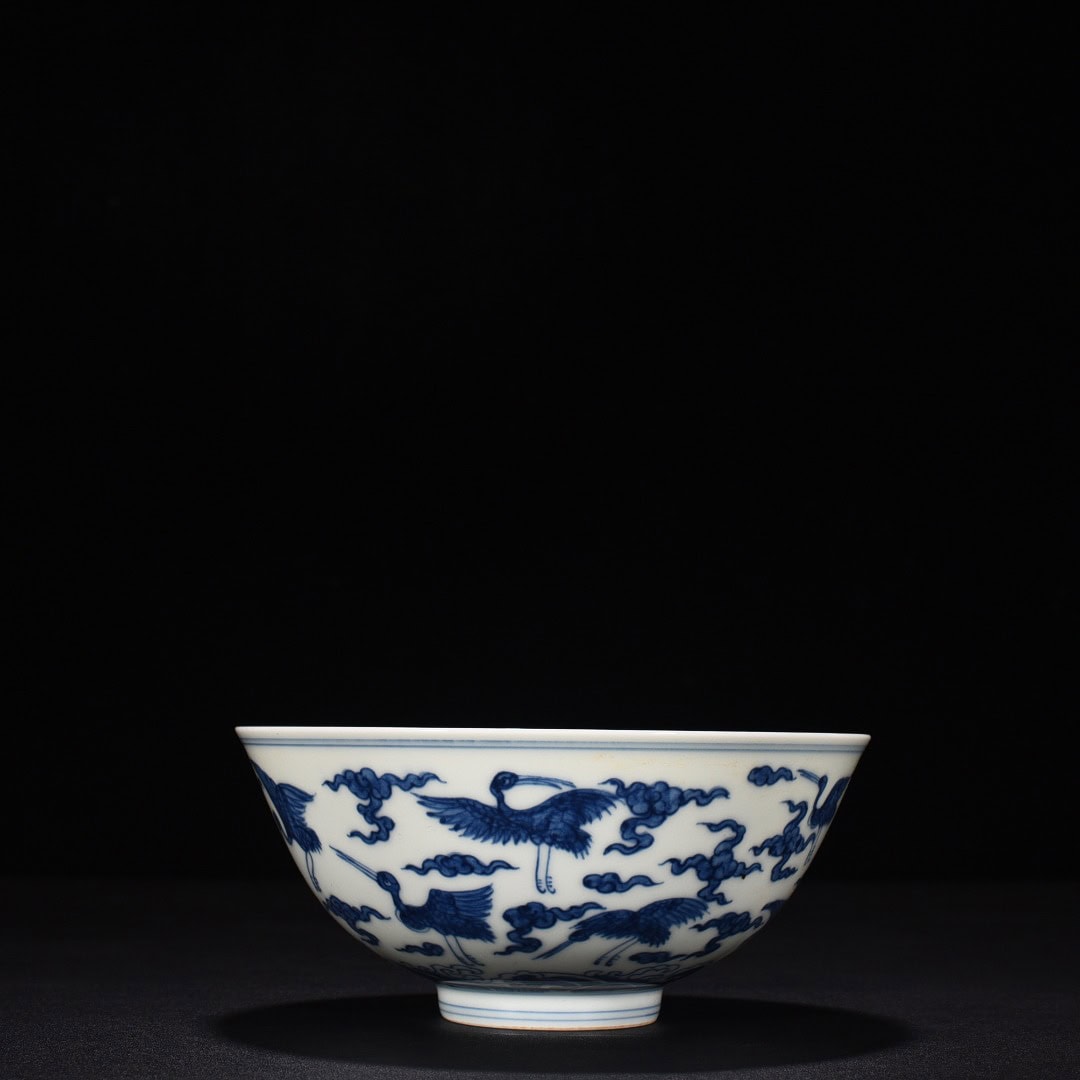 Ming Dynasty Chenghua blue and white cloud and crane pattern bowl