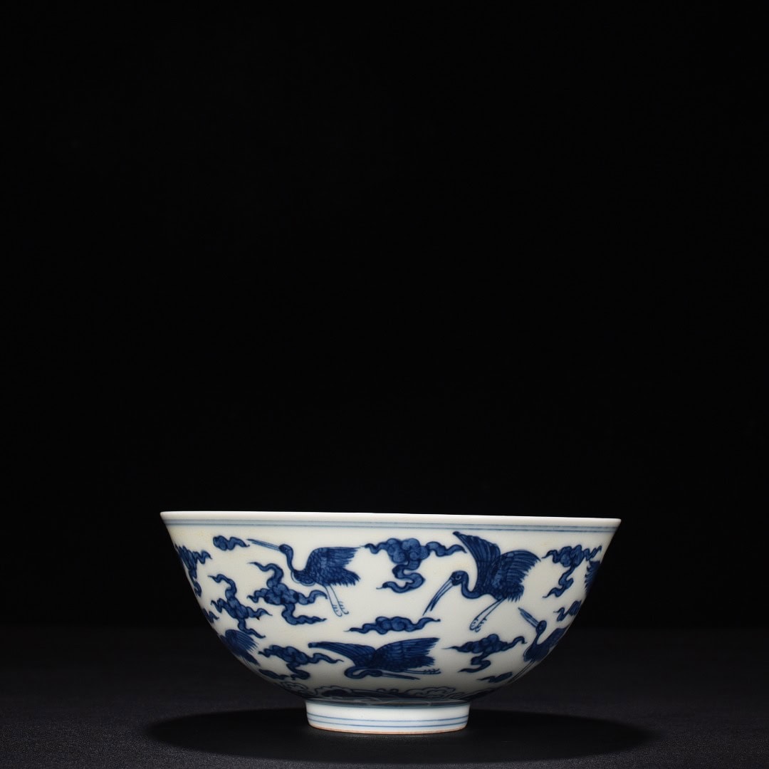 Ming Dynasty Chenghua blue and white cloud and crane pattern bowl