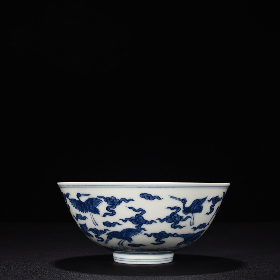 Ming Dynasty Chenghua blue and white cloud and crane pattern bowl