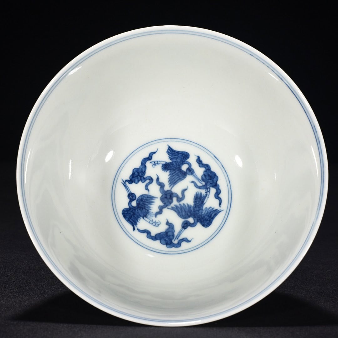 Ming Dynasty Chenghua blue and white cloud and crane pattern bowl