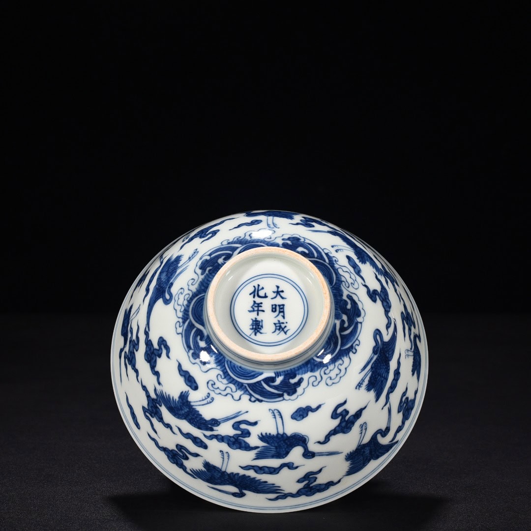 Ming Dynasty Chenghua blue and white cloud and crane pattern bowl