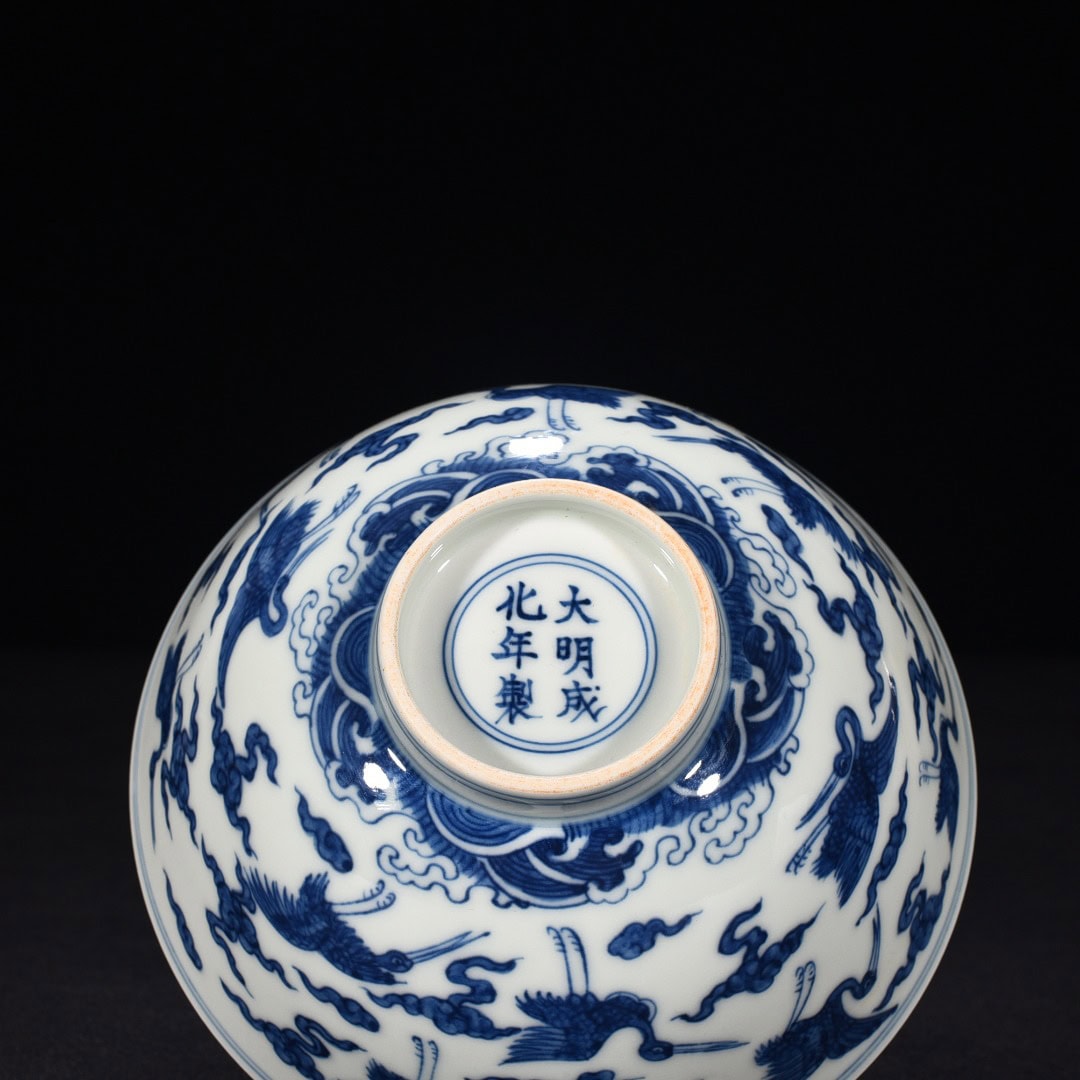 Ming Dynasty Chenghua blue and white cloud and crane pattern bowl