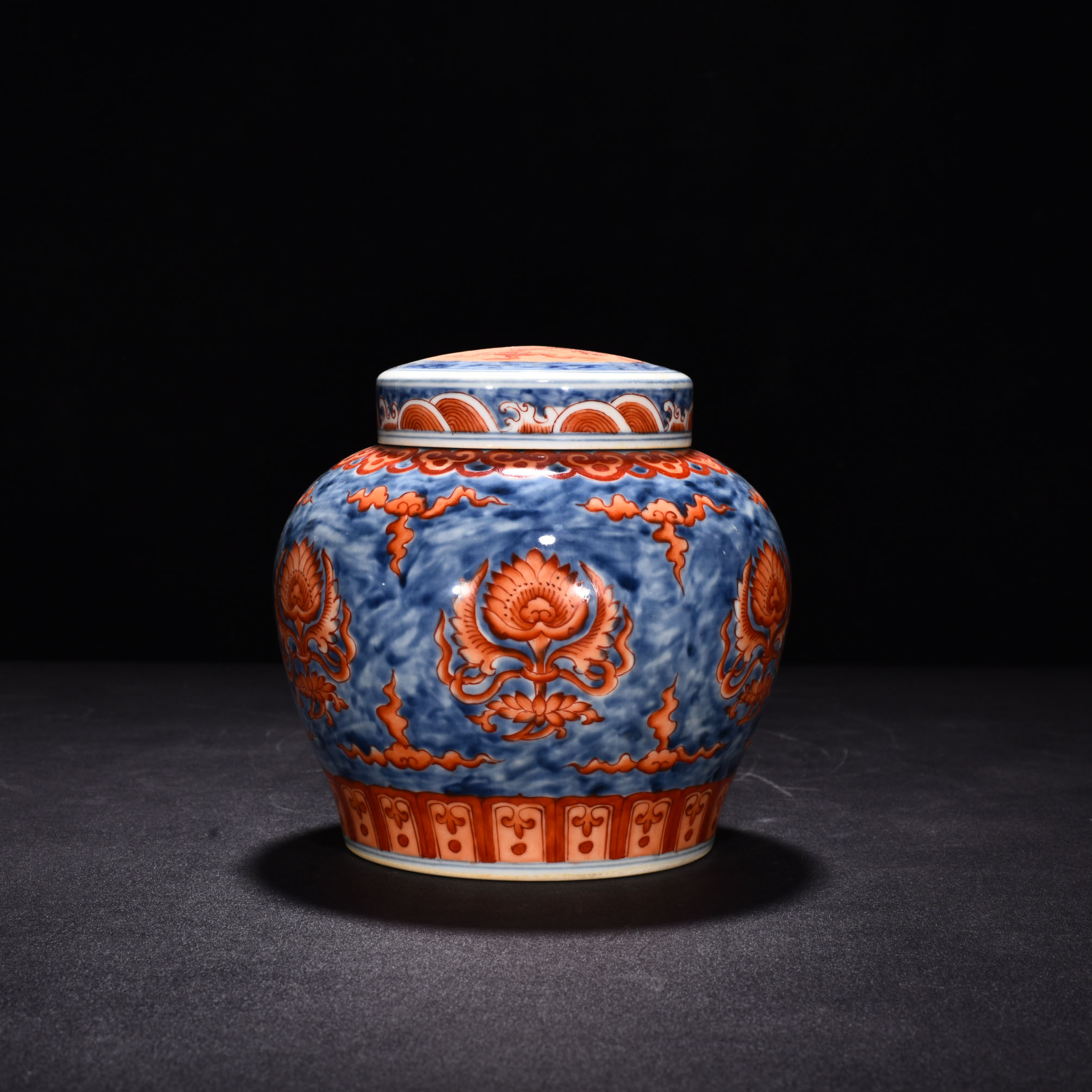 Ming Dynasty Chenghua blue and white alum red treasure-shaped jar