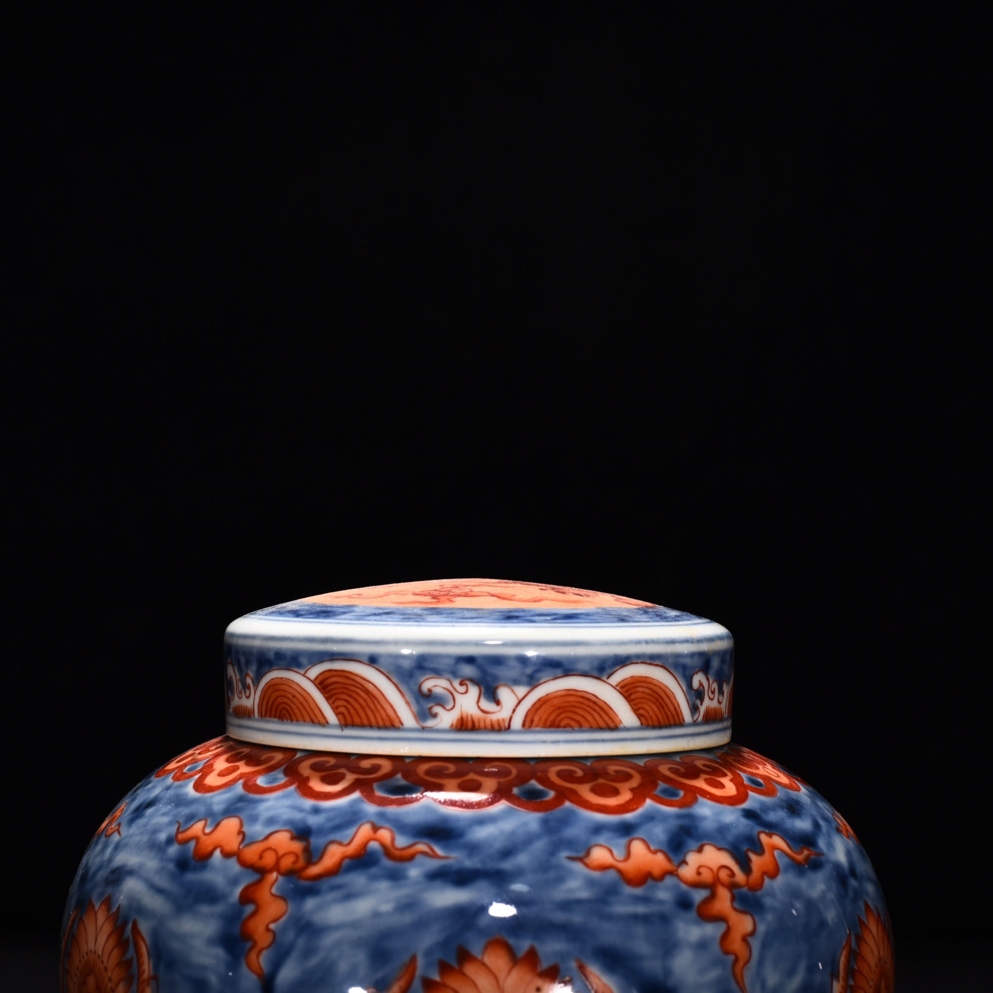 Ming Dynasty Chenghua blue and white alum red treasure-shaped jar