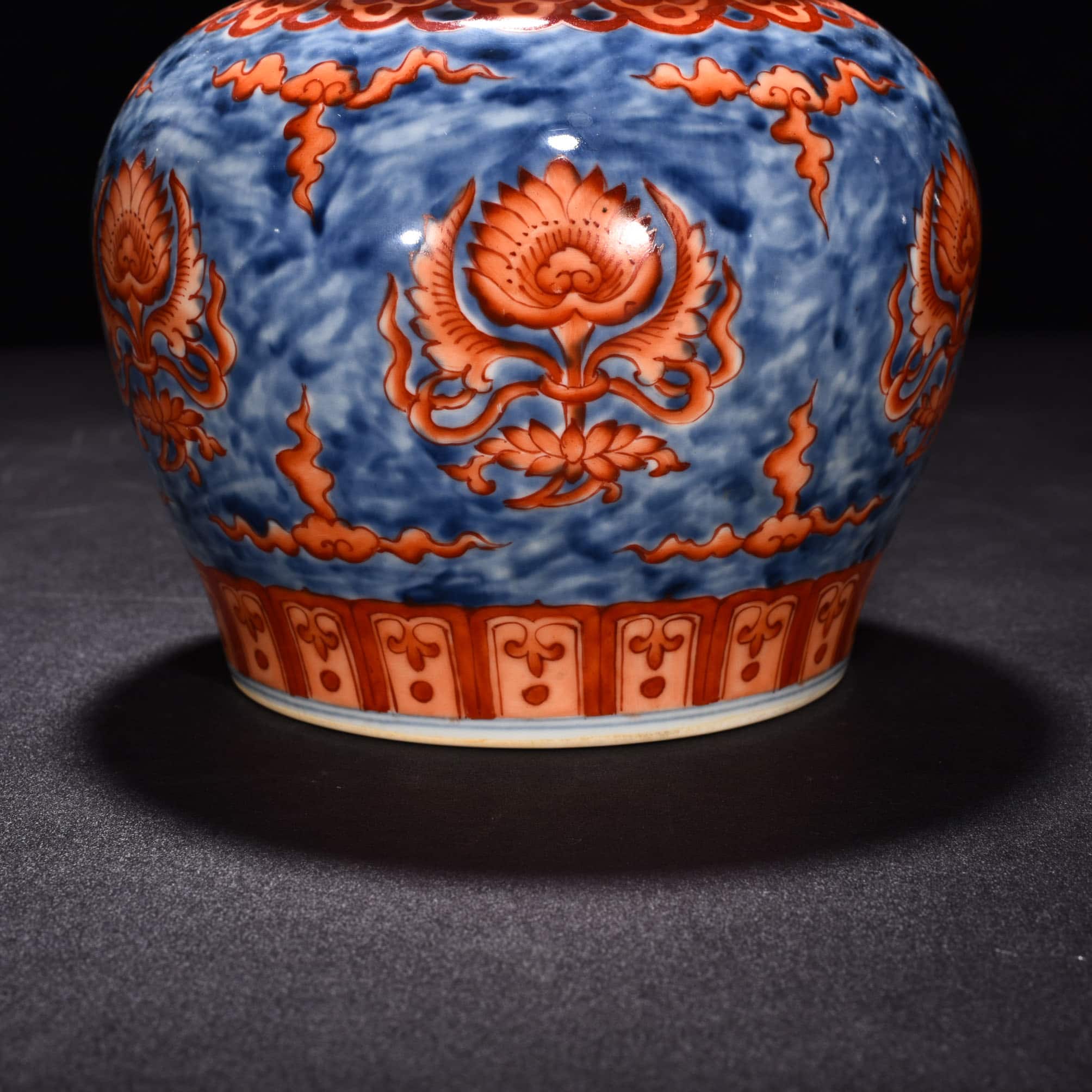 Ming Dynasty Chenghua blue and white alum red treasure-shaped jar