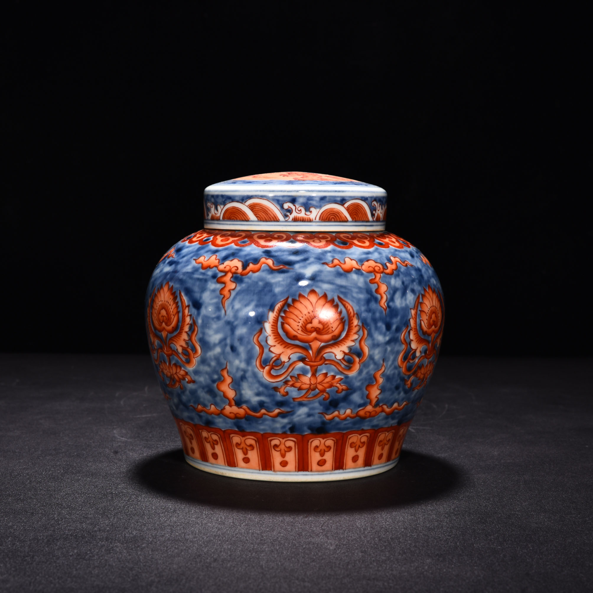 Ming Dynasty Chenghua blue and white alum red treasure-shaped jar