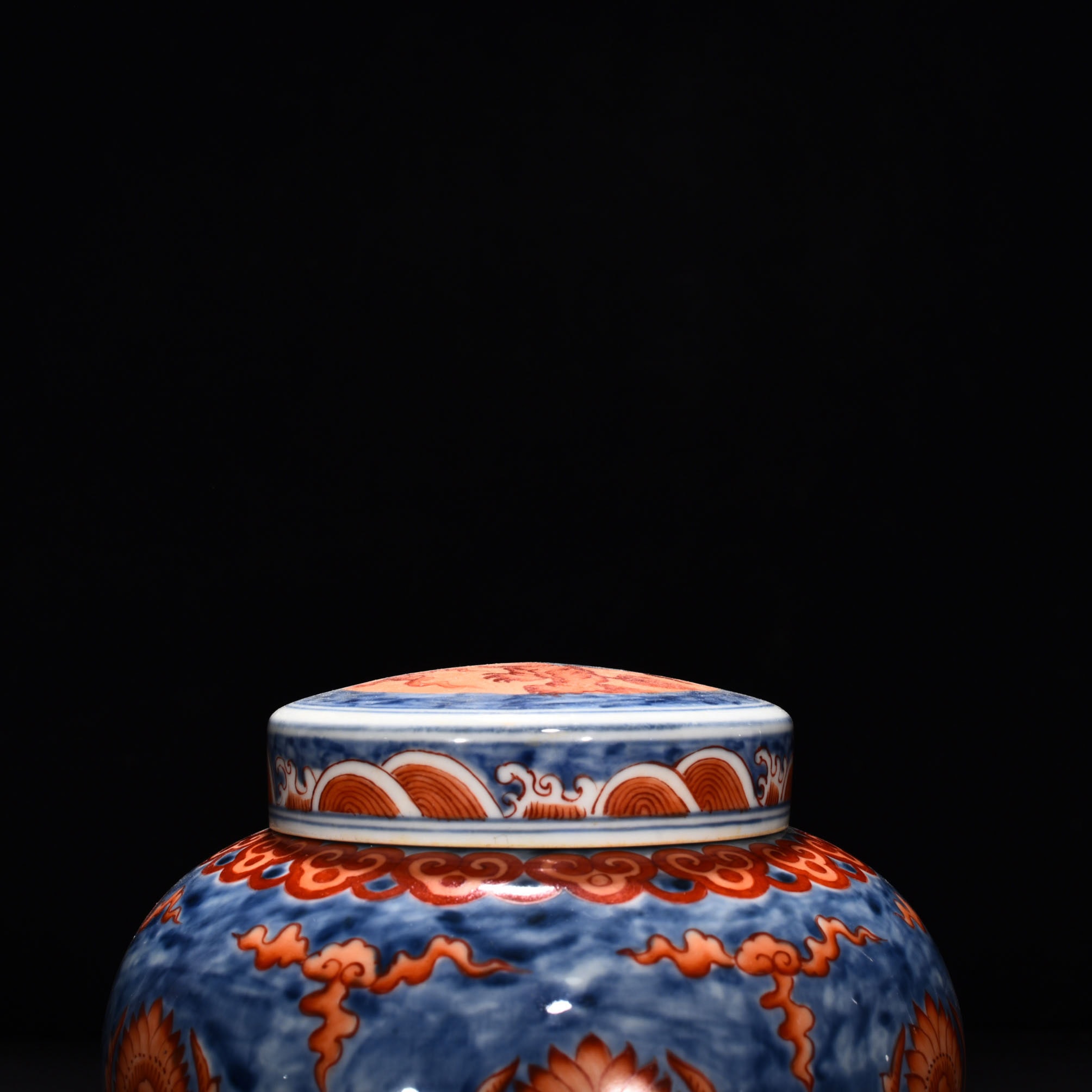 Ming Dynasty Chenghua blue and white alum red treasure-shaped jar