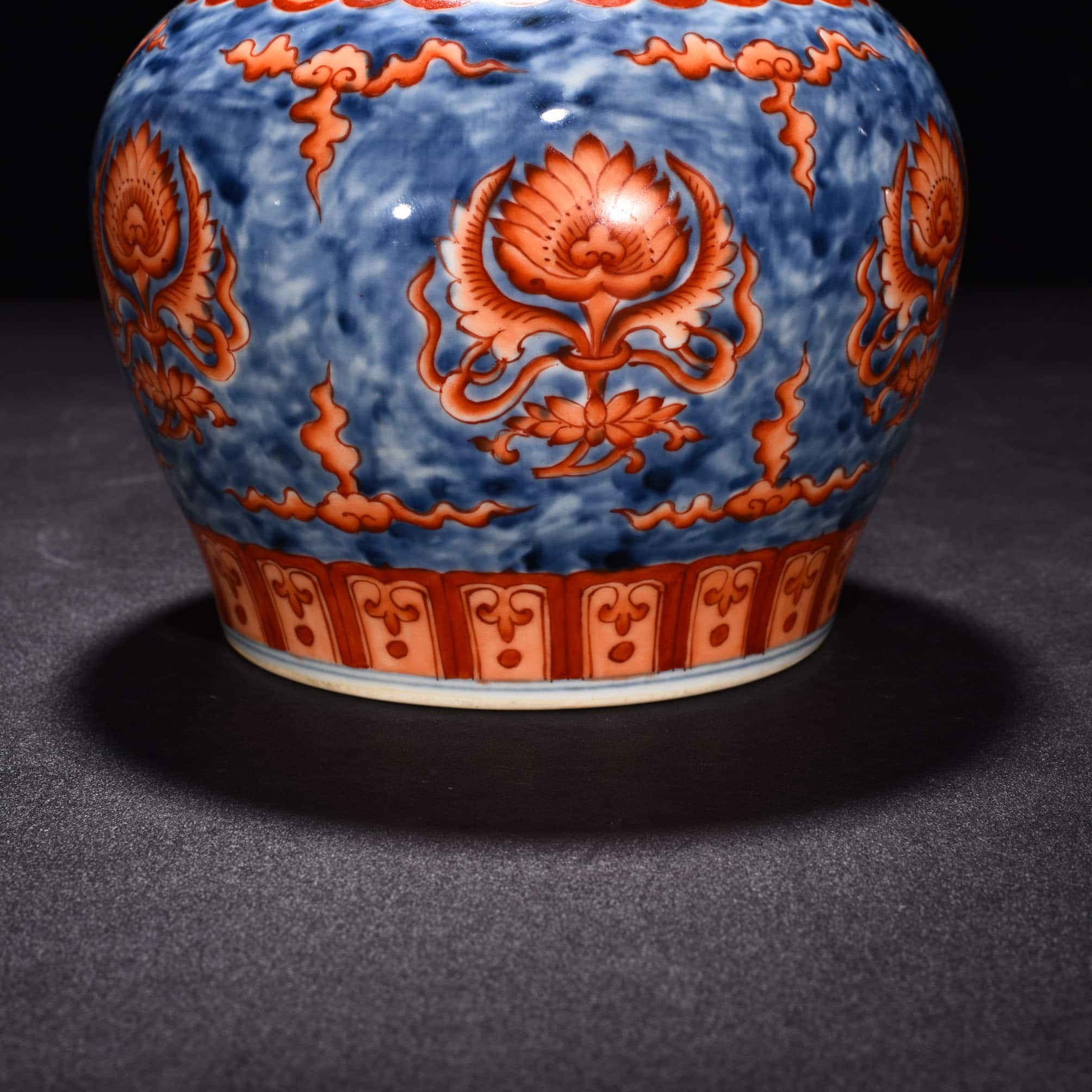 Ming Dynasty Chenghua blue and white alum red treasure-shaped jar