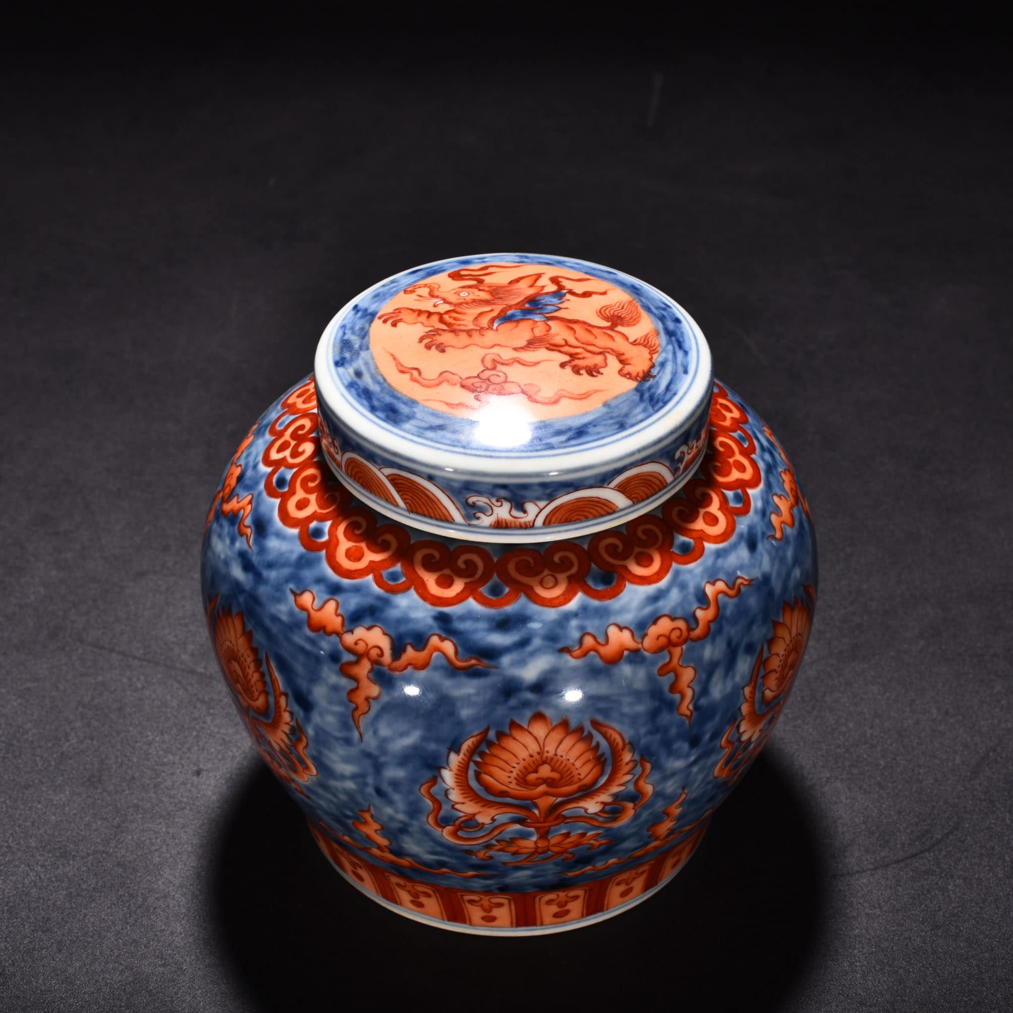 Ming Dynasty Chenghua blue and white alum red treasure-shaped jar