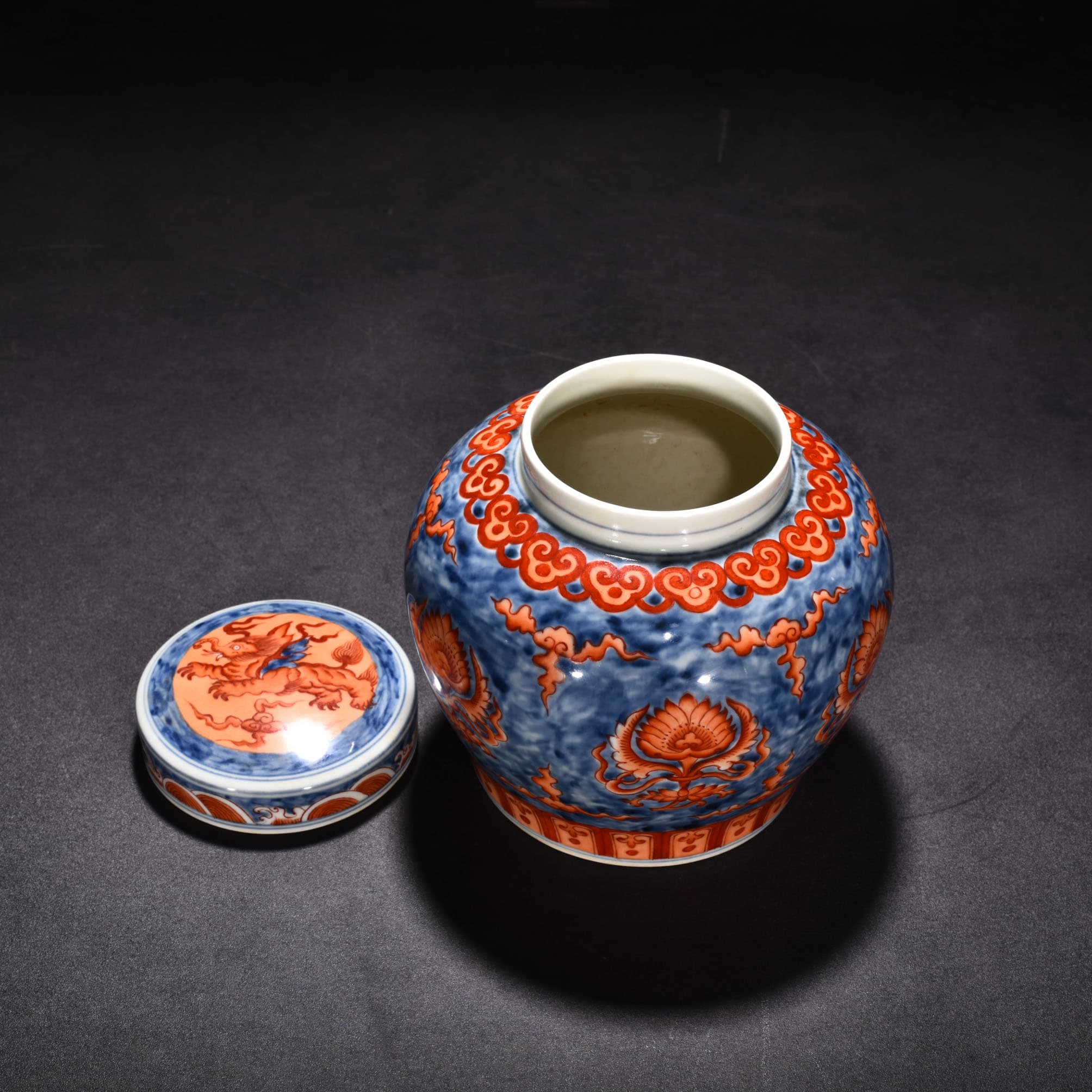 Ming Dynasty Chenghua blue and white alum red treasure-shaped jar