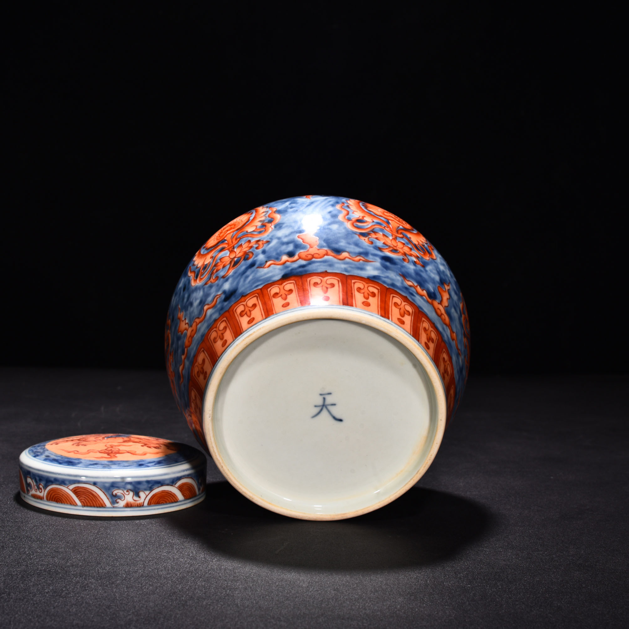 Ming Dynasty Chenghua blue and white alum red treasure-shaped jar
