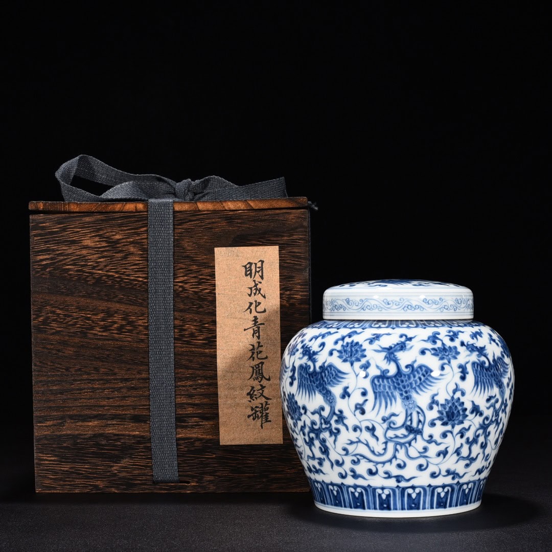 Ming Dynasty Chenghua blue and white flower and phoenix pattern covered jar