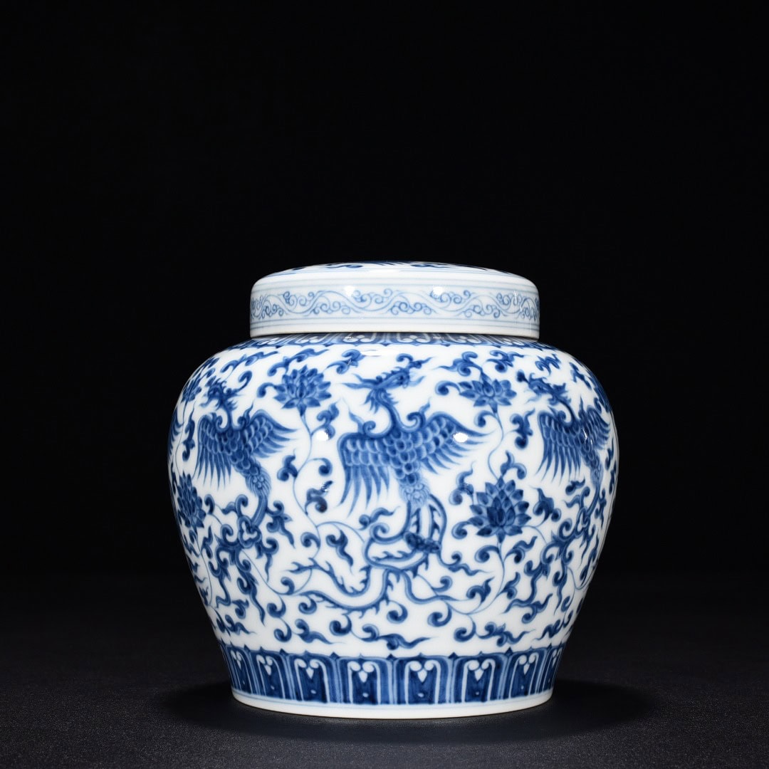 Ming Dynasty Chenghua blue and white flower and phoenix pattern covered jar