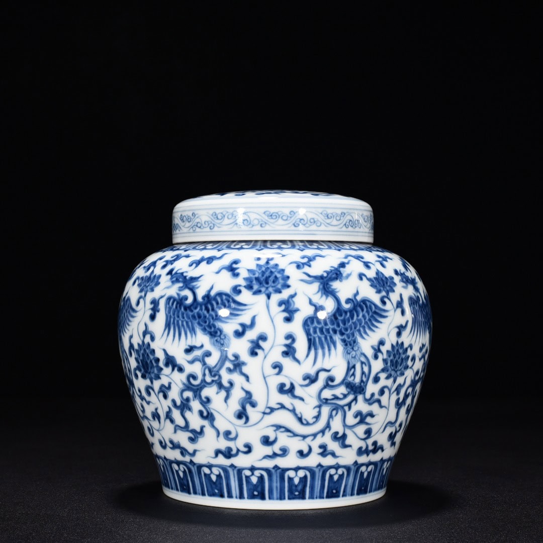 Ming Dynasty Chenghua blue and white flower and phoenix pattern covered jar