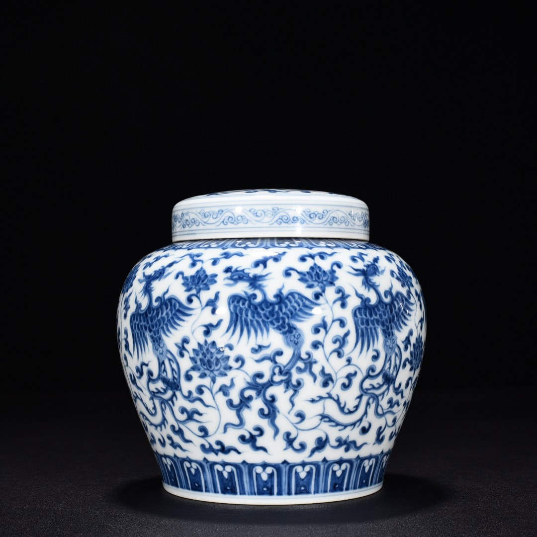 Ming Dynasty Chenghua blue and white flower and phoenix pattern covered jar