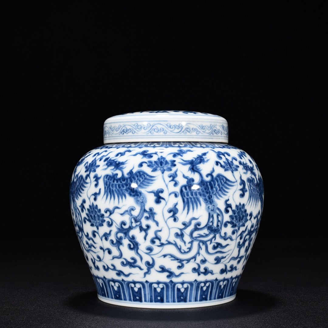 Ming Dynasty Chenghua blue and white flower and phoenix pattern covered jar