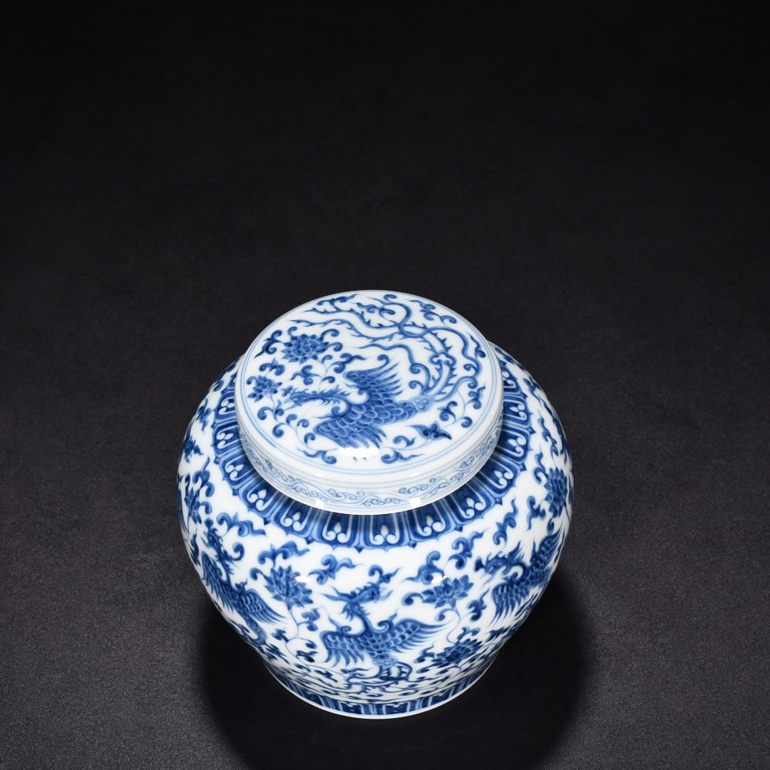 Ming Dynasty Chenghua blue and white flower and phoenix pattern covered jar